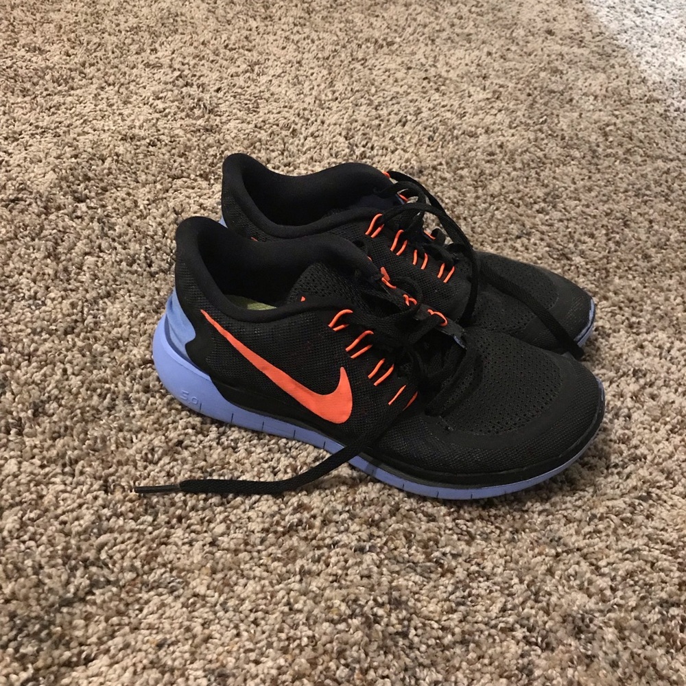 Black nike tennis shoes